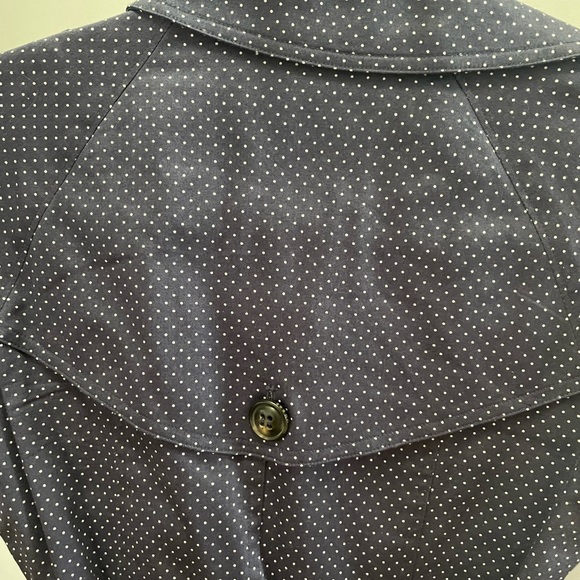 Guess trench coat. Not waterproof. Worn a few times. - Picture 3 of 11